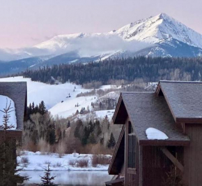 Private Neighborhood Lake, Upscale Quality, 2 Living Rooms, Close to Raven Golf Club Silverthorne